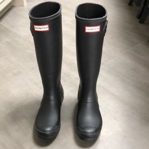 Hunter Boots-Matte Black size 7. Great condition!
